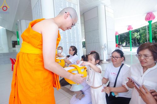 ภาพ No.159861:พิธีตัดปอยผมปลงผมนาคธรรมทายาท, พิธีบรรพชาอุปสมบทหมู่ โครงการอุปสมบทหมู่บูชาธรรม 140 ปี พระมงคลเทพมุนี (สด จนฺทสโร) ณ โบสถ์พระไตรปิฏก วัดพระธรรมกาย วันเสาร์ที่ 5 ตุลาคม พ.ศ. 2567