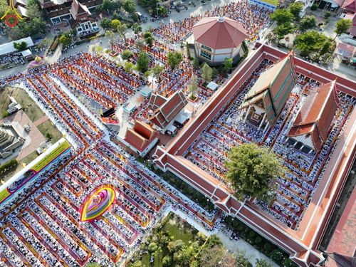 ภาพ No.193418:พิธีต้อนรับพระธรรมยาตรา ณ อนุสรณ์สถาน สถานที่เกิดในเพศสมณะ วัดสองพี่น้อง อำเภอสองพี่น้อง จังหวัดสุพรรณบุรี ในโครงการธรรมยาตรา กตัญญูบูชา มหาปูชนียาจารย์ พระมงคลเทพมุนี(สด จนฺทสโร) พระผู้ปราบมาร อนุสรณ์สถาน 7 แห่ง ปีที่ 13 วันที่ 11 มกราคม พ.ศ. 2568