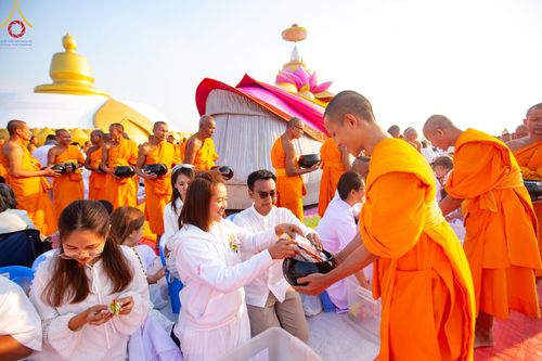 ภาพ No.201187:พิธีตักบาตรพระธรรมยาตรา ณ อนุสรณ์สถานลำดับที่ 5 สถานที่เผยแผ่วิชชาธรรมกายครั้งแรก อนุสรณ์สถานบางปลา วัดบางปลา อำเภอบางเลน จังหวัดนครปฐม ในโครงการธรรมยาตรา กตัญญูบูชา มหาปูชนียาจารย์ พระมงคลเทพมุนี(สด จนฺทสโร) พระผู้ปราบมาร อนุสรณ์สถาน 7 แห่ง ปีที่ 13
