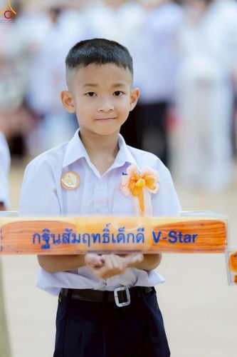 ภาพ No.246077:วันเสาร์ที่ 13 กันยายน พ.ศ. 2568 พิธีมอบผ้าไตรประธานกฐินสัมฤทธิ์เด็กดี V-Star ณ สภาธรรมกายสากล วัดพระธรรมกาย