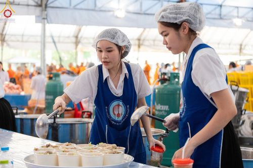 ภาพ No.58979:V.40 ภัตตาหารพระหมื่นวัด เราจัดให้ การปฏิบัติงานของเจ้าหน้าที่และอาสาสมัคร เพื่อรับบุญในการถวายภัตตาหาร แด่คณะสงฆ์ 10,000 กว่าวัดทั่วประเทศ ที่มาร่วมงานวันคุ้มครองโลก จันทร์ที่ 22 เมษายน พ.ศ. 2567 ณ วัดพระธรรมกาย