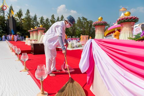 ภาพ No.110152:V.8 พลังทีม การเตรียมงาน เก็บงาน การรับบุญของเจ้าหน้าที่หน่วยงานต่างๆ เพื่อโครงการธรรมยาตรา กตัญญูบูชามหาปูชนียาจารย์ พระมงคลเทพมุนี (สด จนฺทสโร) พระผู้ปราบมาร อนุสรณ์สถาน 7 แห่ง ปีที่ 12 ระหว่างวันที่ 2 - 31 มกราคม พ.ศ.2567