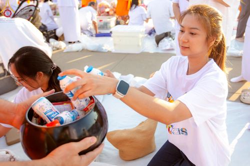 ภาพ No.187895:พิธีตักบาตรฉลองพระใหม่ ต้อนรับพุทธศักราช 2568 ณ ลานธรรมพระมหาธรรมกายเจดีย์ วัดพระธรรมกาย จ.ปทุมธานี วันที่ 1 มกราคม พ.ศ. 2568