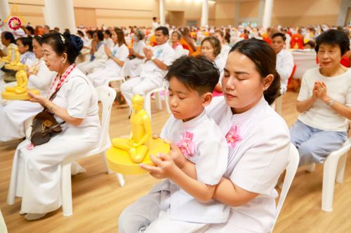 ภาพ No.60104:พิธีเจริญพระพุทธมนต์ "ฉลองอายุวัฒนมงคล 80 ปี หลวงพ่อธัมมชโย" พิธีถวายไทยธรรม คณะสงฆ์ 10,000 กว่าวัดทั่วประเทศ ในวันคุ้มครองโลก วันจันทร์ที่ 22 เมษายน พ.ศ. 2567 ณ สภาธรรมกายสากล วัดพระธรรมกาย จ.ปทุมธานี