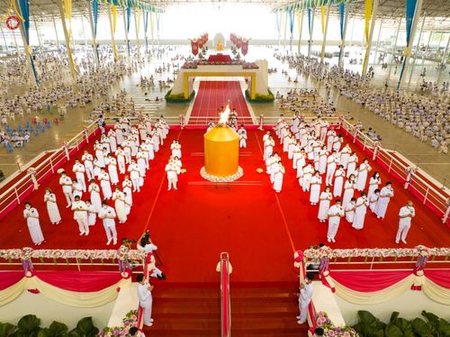 ภาพ No.89597:พิธีตักบาตร ข้าวสารอาหารแห้ง พิธีบูชาข้าวพระ และพิธีจุดเทียนใจ ไฟนิรันดร์  อนันตชัย ณ สภาธรรมกายสากล วัดพระธรรมกาย วันอาทิตย์ที่ 1 ตุลาคม พ.ศ. 2566