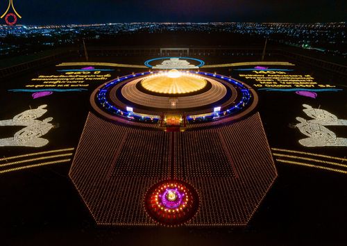 ภาพ No.160742:พิธีจุดประทีป 20,000 ดวง บูชาพระมหาธรรมกายเจดีย์ และบูชาพระมงคลเทพมุนี (สด จนฺทสโร) พระผู้ปราบมาร ณ ลานธรรม พระมหาธรรมกายเจดีย์ วัดพระธรรมกาย จ.ปทุมธานี วันที่ 10 ตุลาคม พ.ศ. 2567
