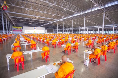 ภาพ No.202843:พิธีถวายภัตตาหารเป็นสังฆทาน แด่พระธรรมยาตรา ณ วัดพระธรรมกาย ตำบลคลองสาม อำเภอคลองหลวง จังหวัดปทุมธานี ในโครงการธรรมยาตรา กตัญญูบูชา มหาปูชนียาจารย์ พระมงคลเทพมุนี(สด จนฺทสโร) พระผู้ปราบมาร อนุสรณ์สถาน 7 แห่ง ปีที่ 13 วันที่ 28 มกราคม พ.ศ. 2568