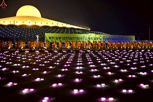 ภาพ No.224122:วันวิสาขบูชา วันอาทิตย์ที่ 11 พฤษภาคม พ.ศ. 2568 พิธีจุดวิสาขประทีป ,  พิธีเวียนประทักษิณรอบพระมหาธรรมกายเจดีย์ , พิธีฉลองชัยสวดมนต์บทธัมมจักกัปปวัตตนสูตร ครบ 7,357,000,000 จบ ณ มหารัตนวิหารคด วัดพระธรรมกาย