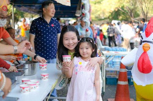 ภาพ No.194025:วัดพระธรรมกาย จัดงานวันเด็กแห่งชาติ ประจำปี พ.ศ.2568 ออกร้านอาหาร 200 ร้าน มอบของขวัญหลายหมื่นชิ้น วันที่ 12 มกราคม พ.ศ. 2568 วัดพระธรรมกาย อ.คลองหลวง จ.ปทุมธานี