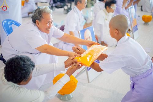 ภาพ No.215111:วันเสาร์ที่ 5 เมษายน พ.ศ. 2568 พิธีเวียนประทักษิณรอบพระมหาธรรมกายเจดีย์  พิธีวันทาเจดีย์ พิธีขอขมาและมอบผ้าไตร ในโครงการบรรพชาสามเณรฟื้นฟูพระพุทธศาสนาทั่วไทย , โครงการหน่อแก้วเปรียญธรรม รุ่นที่ 13 ,  โครงการสามเณรยุวธรรมทายาท รุ่นที่ 33 , โครงการสามเณรมั