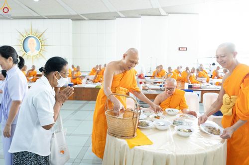 ภาพ No.348272:วันที่ 10 กันยายน พ.ศ.2569 พิธีสวดพระพุทธมนต์ และถวายภัตตาหารเป็นสังฆทาน เนื่องในวันครบ 26 ปี วันคล้ายละสังขาร คุณยายอาจารย์มหารัตนอุบาสิกาจันทร์ ขนนกยูง ณ หอฉันคุณยายอาจารย์ฯ วัดพระธรรมกาย