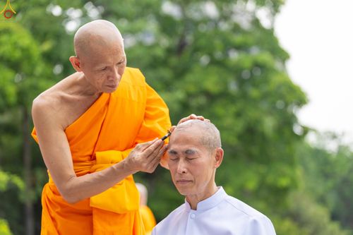 ภาพ No.330576:วันที่ 30 พฤษภาคม พ.ศ.2569 พิธีตัดปอยผมและปลงผม อุบาสกอุปสมบทอุทิศชีวิต 11 ท่าน (ภาพชุดที่ 2) ณ โบสถ์พระไตรปิฎก วัดพระธรรมกาย จังหวัดปทุมธานี
