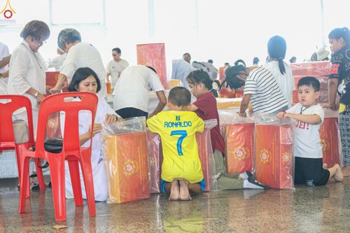 ภาพ No.321170:วันที่ 10-11 เมษายน พ.ศ.2569 การเตรียมกล่องไทยธรรม และการติดผ้ารับประเคน เพื่องานถวายมหาสังฆทาน 40,000 กว่าวัดทั่วประเทศ วันคุ้มครองโลก 22 เมษายน พ.ศ.2569 วัดพระธรรมกาย