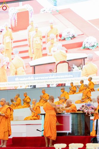 ภาพ No.83704:พิธีวางแผ่นจารึกชื่อและพิธีวางพวงมาลัยสักการะพระประธาน วันอาทิตย์ที่ 16 กรกฎาคม พ.ศ. 2566 ณ รัตนบัลลังก์ สภาธรรมกายสากล วัดพระธรรมกาย