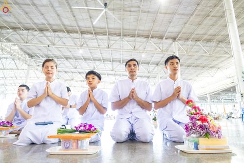 ภาพ No.327985:วันที่ 3 พฤษภาคม พ.ศ.2569 พิธีตักบาตร ข้าวสารอาหารแห้ง ณ บ้านแก้วเรือนทองคุณยายอาจารย์ฯ วัดพระธรรมกาย