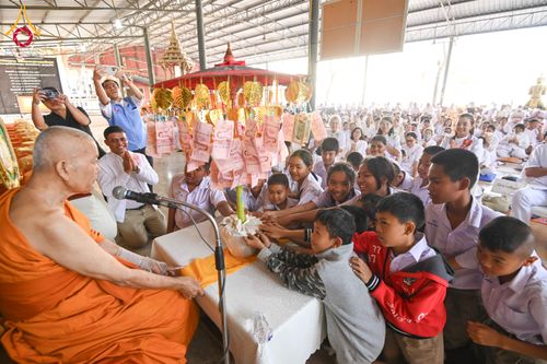 ภาพ No.299019:วันที่ 20 มกราคม พ.ศ. 2569 พิธีทอดผ้าป่าทำนุบำรุงศาสนสถาน ณ วัดใหม่นพรัตน์ ต.เนินพระปรางค์ อ.สองพี่น้อง จ.สุพรรณบุรี ในโครงการธรรมยาตรา กตัญญูบูชา มหาปูชนียาจารย์ พระมงคลเทพมุนี(สด จนฺทสโร) พระผู้ปราบมาร อนุสรณ์สถาน 7 แห่ง ปีที่ 14