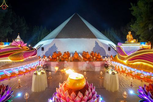 ภาพ No.69519:พิธีจุดประทีปถวายเป็นพุทธบูชา และบูชาธรรมมหาปูชนียาจารย์ ในโครงการธรรมยาตรากตัญญูบูชา มหาปูชนียาจารย์ พระมงคลเทพมุนี(สด จนฺทสโร) พระผู้ปราบมาร ปีที่ 11 ณ อนุสรณ์สถานมหาวิหารพระมงคลเทพมุนี อ.สองพี่น้อง จ.สุพรรณบุรี