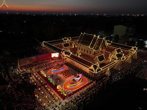 ภาพ No.73316:พิธีจุดประทีปถวายเป็นพุทธบูชา และบูชาธรรมมหาปูชนียาจารย์ ในโครงการธรรมยาตรากตัญญูบูชา มหาปูชนียาจารย์ พระมงคลเทพมุนี(สด จนฺทสโร) พระผู้ปราบมาร ปีที่ 11 ณ อนุสรณ์สถานลำดับที่ 4 สถานที่เกิดด้วยกายธรรม วัดโบสถ์ (บน) บางคูเวียง อ.บางกรวย จ.นนทบุรี วันที่ 21 