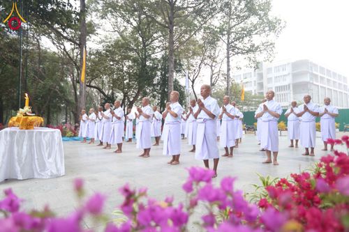 ภาพ No.298105:วันเสาร์ที่ 17 มกราคม พ.ศ. 2569 พิธีบรรพชาอุปสมบท โครงการอุปสมบทหมู่ บูชาธรรมครบ 117 ปี คุณยายอาจารย์มหารัตนอุบาสิกาจันทร์ ขนนกยูง  ณ อุโบสถพระไตรปิฎก วัดพระธรรมกาย