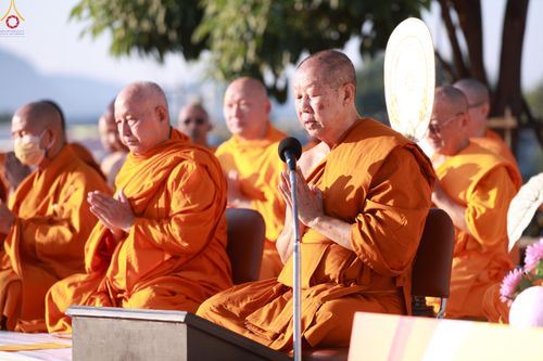 ภาพ No.284223:วันเสาร์ที่ 20 ธันวาคม พ.ศ.2568  พิธีตักบาตรพระ 10,000 รูป เนื่องในโอกาส 194 ปี จังหวัดกาญจนบุรี และอุทิศส่วนกุศลให้แด่บรรพชนทั้งหลาย บริเวณถนนสองแคว (Skywalk) เมืองกาญจนบุรี