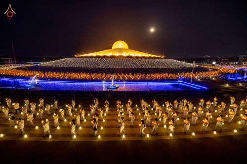 ภาพ No.81845:พิธีจุดวิสาขประทีปและเวียนประทักษิณ เนื่องในวันวิสาขบูชา วันเสาร์ที่ 3 มิถุนายน 2566 ณ ลานธรรมพระมหาธรรมกายเจดีย์ วัดพระธรรมกาย จ.ปทุมธานี