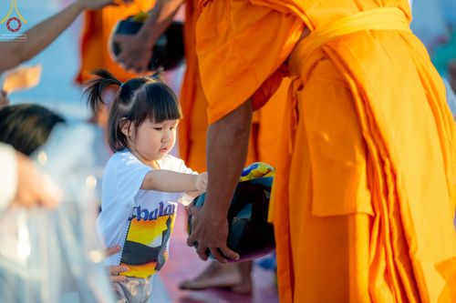 ภาพ No.68766:พิธีตักบาตรฉลองพระใหม่ วันที่ 1 มกราคม พ.ศ. 2566 ณ วัดพระธรรมกาย จ.ปทุมธานี