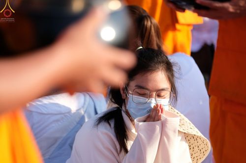 ภาพ No.70597:พิธีตักบาตรพระธรรมยาตราฯ ในโครงการธรรมยาตรากตัญญูบูชา มหาปูชนียาจารย์ พระมงคลเทพมุนี(สด จนฺทสโร) พระผู้ปราบมาร ปีที่ 11 ณ อนุสรณ์สถานลำดับที่ 2 สถานที่ตั้งมโนปณิธานบวชตลอดชีวิต อนุสรณ์สถานคลองบางนางแท่น อ.สามพราน จ.นครปฐม วันที่ 14 มกราคม พ.ศ. 2566