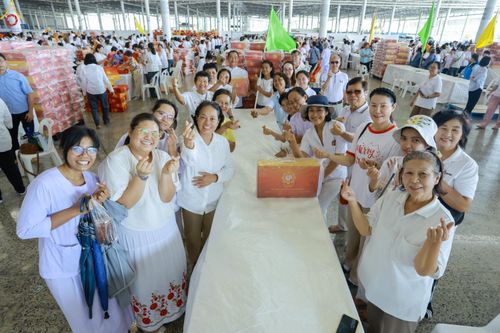 ภาพ No.322184:วันที่ 14 เมษายน พ.ศ.2569 การเตรียมกล่องไทยธรรม วันสุดท้าย เพื่องานถวายมหาสังฆทาน 40,000 กว่าวัดทั่วประเทศ วันคุ้มครองโลก 22 เมษายน พ.ศ.2569 วัดพระธรรมกาย