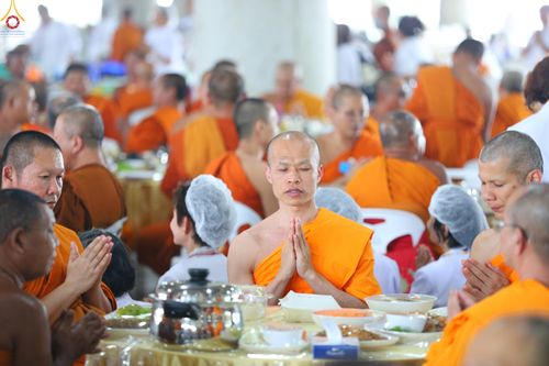 ภาพ No.323778:วันที่ 22 เมษายน พ.ศ.2569(วันคุ้มครองโลก) งานถวายมหาสังฆทาน 40,000 กว่าวัดทั่วประเทศ คณะสงฆ์ฉันภัตตาหารเพล