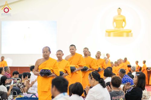 ภาพ No.321866:วันที่ 12 เมษายน พ.ศ.2569 ตักบาตรสงกรานต์ฉลองสามเณรใหม่  ณ ศูนย์ปฏิบัติธรรมระยอง(บ้านช่องลม)