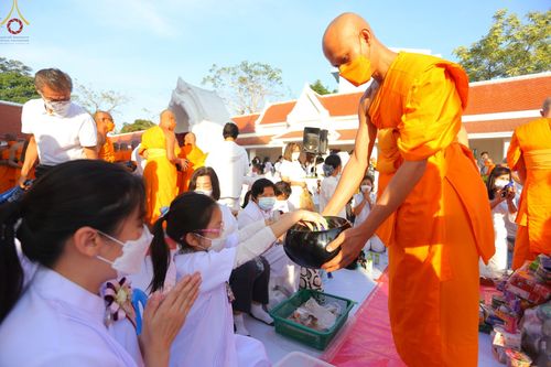 ภาพ No.73621:พิธีตักบาตรพระธรรมยาตราฯ ในโครงการธรรมยาตรากตัญญูบูชา มหาปูชนียาจารย์ พระมงคลเทพมุนี(สด จนฺทสโร) พระผู้ปราบมาร ปีที่ 11 ณ อนุสรณ์สถานลำดับที่ 4 สถานที่เกิดด้วยกายธรรม วัดโบสถ์ (บน) บางคูเวียง อ.บางกรวย จ.นนทบุรี วันที่ 22 มกราคม พ.ศ. 2566