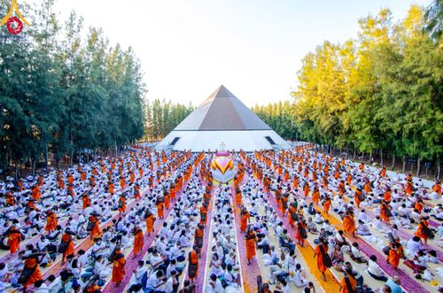 ภาพ No.106209:พิธีต้อนรับพระธรรมยาตรา ชุด 2 ในโครงการธรรมยาตรากตัญญูบูชา มหาปูชนียาจารย์  พระมงคลเทพมุนี(สด จนฺทสโร) พระผู้ปราบมาร  อนุสรณ์สถาน 7 แห่ง ปีที่ 12  วันที่ 3 มกราคม พ.ศ. 2567  ณ อนุสรณ์สถานโลตัสแลนด์ จ.สุพรรณบุรี