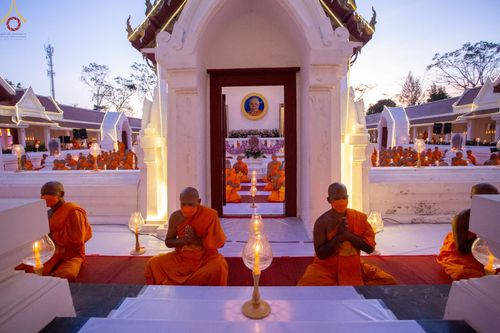 ภาพ No.73459:พิธีจุดประทีปถวายเป็นพุทธบูชา และบูชาธรรมมหาปูชนียาจารย์ ในโครงการธรรมยาตรากตัญญูบูชา มหาปูชนียาจารย์ พระมงคลเทพมุนี(สด จนฺทสโร) พระผู้ปราบมาร ปีที่ 11 ณ อนุสรณ์สถานลำดับที่ 4 สถานที่เกิดด้วยกายธรรม วัดโบสถ์ (บน) บางคูเวียง อ.บางกรวย จ.นนทบุรี วันที่ 21 