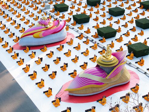 ภาพ No.281579:วันที่ 24 ธันวาคม พ.ศ.2568 พระธรรมยาตรา ปฏิบัติธรรม และถ่ายภาพหมู่ประวัติศาสตร์ ณ ลานหน้ามหาวิหารพระมงคลเทพมุนีฯ วัดพระธรรมกาย