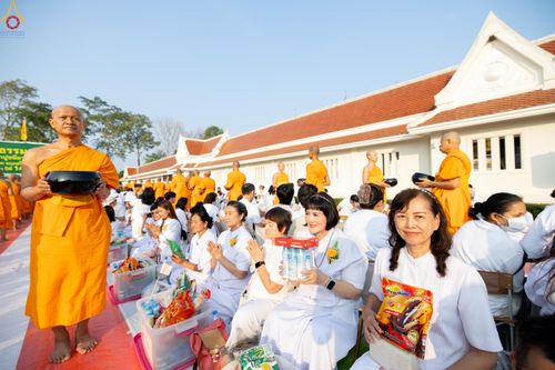 ภาพ No.297644:วันที่ 18 มกราคม พ.ศ. 2569 พิธีตักบาตรพระธรรมยาตรา ณ วัดโบสถ์บน ต.บางคูเวียง จ.นนทบุรี อนุสรณ์สถานลำดับที่ 4 สถานที่เกิดด้วยกายธรรม ในโครงการธรรมยาตรา กตัญญูบูชา มหาปูชนียาจารย์ พระมงคลเทพมุนี(สด จนฺทสโร) พระผู้ปราบมาร อนุสรณ์สถาน 7 แห่ง ปีที่ 14