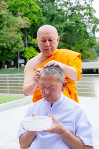 ภาพ No.330225:วันที่ 30 พฤษภาคม พ.ศ.2569 พิธีตัดปอยผมและปลงผม อุบาสกอุปสมบทอุทิศชีวิต 11 ท่าน ณ โบสถ์พระไตรปิฎก วัดพระธรรมกาย จังหวัดปทุมธานี