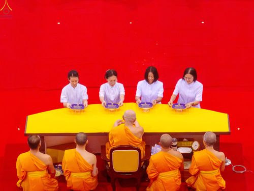 ภาพ No.339015:วันอาทิตย์ที่ 12 กรกฎาคม พ.ศ.2569 พิธีมุทิตาผู้สอบได้เปรียญธรรม ประโยค 1-2 ถึง ป.ธ.9 และ บ.ศ.1-2 ถึง บ.ศ.6 สำนักศาสนศึกษาวัดพระธรรมกาย ประจำปี 2569, พิธีมอบตราตั้งแต่งตั้งอาจารย์ใหญ่ สำนักศาสนศึกษาวัดพระธรรมกาย