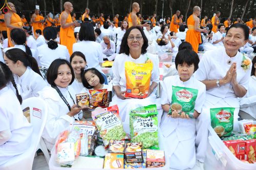 ภาพ No.289336:วันที่ 7 มกราคม พ.ศ. 2569 พิธีตักบาตรพระธรรมยาตรา ณ อนุสรณ์สถานลำดับที่ 1 สถานที่เกิดด้วยรูปกายเนื้อ อนุสรณ์สถานมหาวิหารพระมงคลเทพมุนี (โลตัสแลนด์) อ.สองพี่น้อง จ.สุพรรณบุรี ในโครงการธรรมยาตรา กตัญญูบูชา มหาปูชนียาจารย์ พระมงคลเทพมุนี(สด จนฺทสโร) พระผู้ป