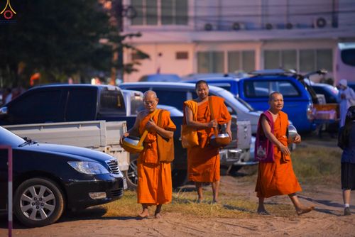 ภาพ No.280184:วันอังคารที่ ๓๐ ธันวาคม พ.ศ. ๒๕๖๘ พิธีตักบาตรพระ ๑,๐๖๙ รูป จังหวัดกาฬสินธุ์   ณ บริเวณสนามหน้าศาลากลาง จังหวัดกาฬสินธุ์ (หลังเก่า)