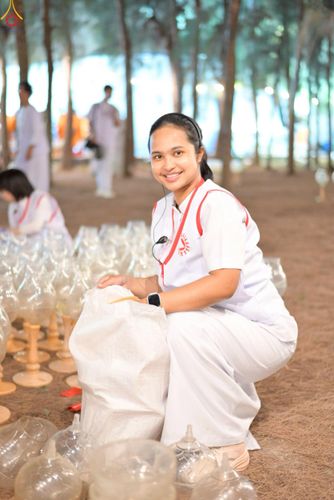 ภาพ No.301456:ภาพเบื้องหลังอาสาสมัครรวมใจ ชุดที่ 4 ในโครงการธรรมยาตรา กตัญญูบูชา มหาปูชนียาจารย์ พระมงคลเทพมุนี(สด จนฺทสโร) พระผู้ปราบมาร อนุสรณ์สถาน 7 แห่ง ปีที่ 14