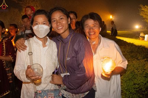 ภาพ No.78241:พิธีจุดประทีปและเวียนประทักษิณถวายเป็นพุทธบูชา ในโครงการบรรพชาสามเณรหมู่ ณ ลุมพินีวัน ประเทศเนปาล  วันที่ 16 มีนาคม พ.ศ. 2566