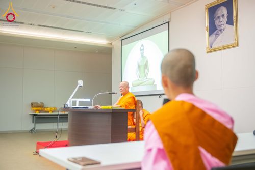 ภาพ No.325349:วันที่ 24 เมษายน พ.ศ.2569  หลวงพ่อทัตตชีโว รองเจ้าอาวาสวัดพระธรรมกาย ถวายการต้อนรับและปฏิสันถารคณะแม่ชีชาวเมียนมา
