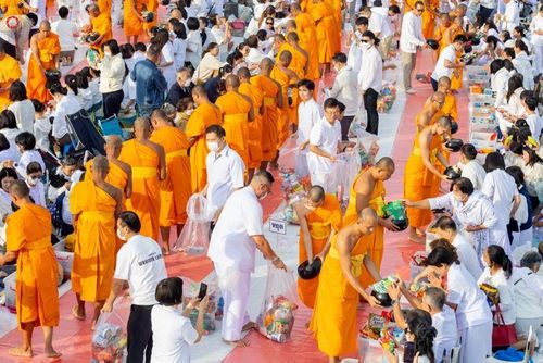 ภาพ No.302727:วันที่ 24 มกราคม พ.ศ. 2569 พิธีตักบาตรพระธรรมยาตรา(ภาพชุดที่ 2) ณ อนุสรณ์สถานลำดับที่ 5 สถานที่เผยแผ่วิชชาธรรมกายครั้งแรก อนุสรณ์สถานบางปลา วัดบางปลา อำเภอบางเลน จังหวัดนครปฐม ในโครงการธรรมยาตรา กตัญญูบูชา มหาปูชนียาจารย์ พระมงคลเทพมุนี(สด จนฺทสโร) พระผู