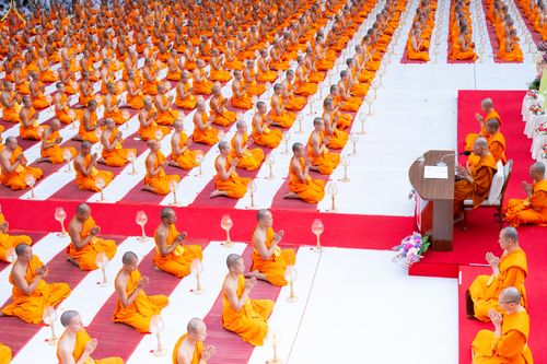 ภาพ No.290095:วันที่ 6 มกราคม พ.ศ. 2569 พิธีจุดประทีปถวายเป็นพุทธบูชา และบูชาธรรมมหาปูชนียาจารย์ (ภาพชุดที่ 2) ณ อนุสรณ์สถานมหาวิหารพระมงคลเทพมุนี (โลตัสแลนด์) อ.สองพี่น้อง จ.สุพรรณบุรี ในโครงการธรรมยาตรา กตัญญูบูชา มหาปูชนียาจารย์ พระมงคลเทพมุนี(สด จนฺทสโร) พระผู้ปรา