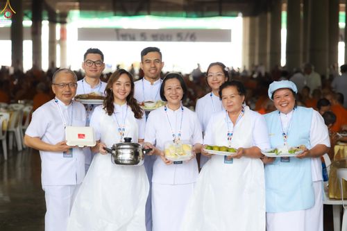 ภาพ No.325795:วันที่ 22 เมษายน พ.ศ.2569(วันคุ้มครองโลก) งานถวายมหาสังฆทาน 40,000 กว่าวัดทั่วประเทศ เจ้าหน้าที่ สาธุชน ร่วมใจจัดเตรียมภัตตาหารเพล (ชุด 2)