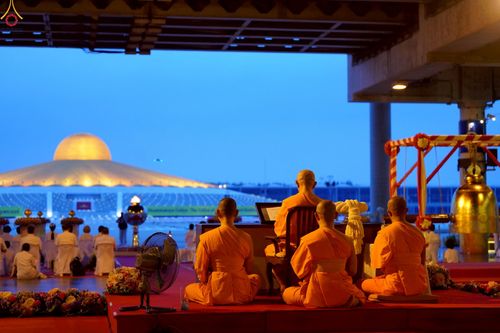 ภาพ No.223951:วันวิสาขบูชา วันอาทิตย์ที่ 11 พฤษภาคม พ.ศ. 2568 พิธีจุดวิสาขประทีป ,  พิธีเวียนประทักษิณรอบพระมหาธรรมกายเจดีย์ , พิธีฉลองชัยสวดมนต์บทธัมมจักกัปปวัตตนสูตร ครบ 7,357,000,000 จบ ณ มหารัตนวิหารคด วัดพระธรรมกาย