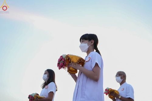 ภาพ No.101412:พิธีเวียนประทักษิณ, พิธีวันทาเจดีย์, พิธีขอขมาและมอบผ้าไตร ในโครงการอุปสมบทหมู่ รุ่นบูชาธรรมมหาปูชนียาจารย์ ณ วัดพระธรรมกาย ในวันที่ 9 ธันวาคม พ.ศ. 2566