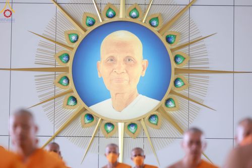 ภาพ No.91540:พิธีบุพเปตพลี ครั้งที่ 142 ร่วมอุทิศบุญแด่หมู่ญาติที่ล่วงลับไปแล้ว และสืบทอดอายุพระพุทธศาสนา วันอาทิตย์ที่ 29 ตุลาคม พ.ศ. 2566 (วันพระขึ้น 15 ค่ำ เดือน 11) ณ หอฉันคุณยายอาจารย์ฯ วัดพระธรรมกาย