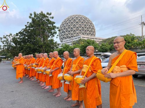 ภาพ No.136034:พระธรรมทายาท โครงการบวชพระนานาชาติ AEC & WAB ผู้บริหารรุ่นที่ 2 บิณฑบาต ณ หอฉันคุณยายอาจารย์ฯ เมืองแก้วมณี หมู่บ้านแก้วพุทธรักษา วันที่ 28 เมษายน พ.ศ. 2567