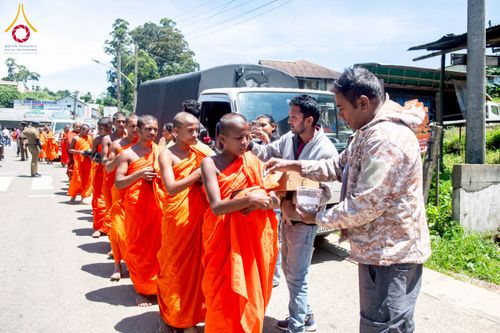 ภาพ No.225642:วันที่ 5 พฤษภาคม พ.ศ. 2568 พิธีบิณฑบาตรอบเมืองนูวราอิลิย่า ฉลองเทศกาลวิสาขบูชา แห่งชาติประเทศศรีลังกา